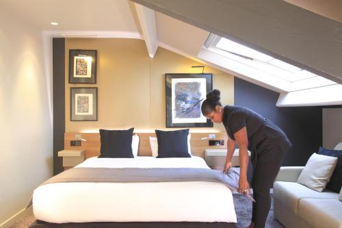 Una cama o camas en una habitación de Fred'Hotel