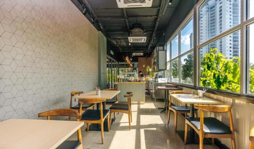 Un restaurante o sitio para comer en Crystal Crown Hotel Petaling Jaya