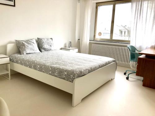 Llit o llits en una habitació de Spacious flat in the heart of the City Center! Ideal for a family!