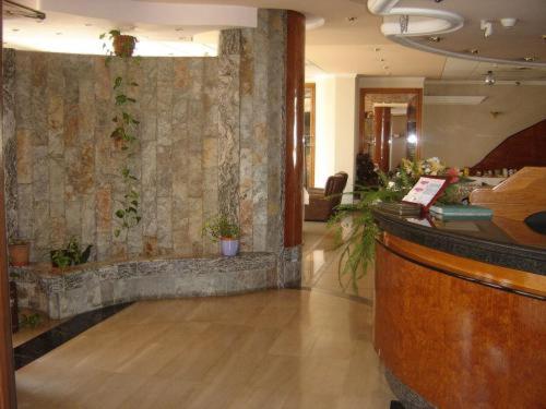 un vestíbulo con un bar en un edificio en Hotel Venta de la Punta, en Santa Bárbara