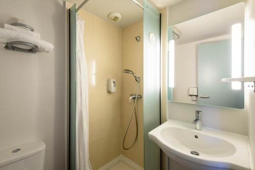 a bathroom with a shower and a sink at B&B HOTEL Narbonne 1 in Narbonne