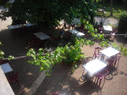 an overhead view of tables and chairs in a park at Hôtel Chastrusse in Nadaillac-de-Rouge
