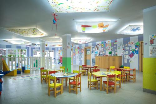 a classroom with tables and chairs and colorful walls at Adrián Hoteles Roca Nivaria in Adeje