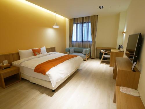 pokój hotelowy z łóżkiem i telewizorem w obiekcie See Moon Homestay w mieście Yuchi