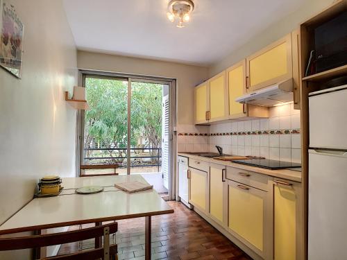 une cuisine avec des armoires jaunes et une grande fenêtre dans l'établissement Nestor&Jeeves - MARIN DEBUSSY - Central - By shopping area, à Nice