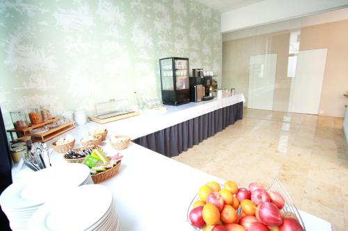 a kitchen with a bunch of fruit on a counter at Novitel Hotel Kirchheim - München Messe in Kirchheim