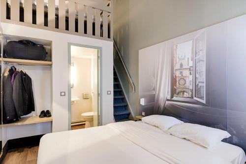 Ein Bett oder Betten in einem Zimmer der Unterkunft B&B HOTEL Rouen Parc des Expos Zénith