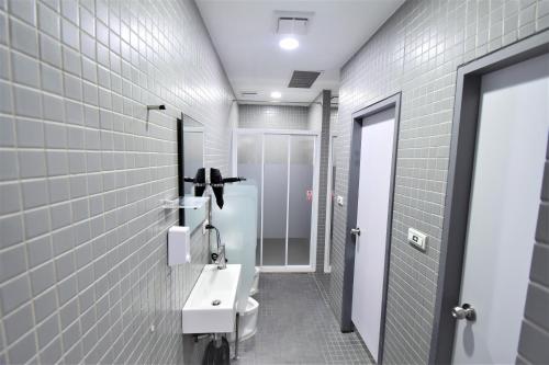 Baño con 2 lavabos y espejo en Inn Cube - Ximen, en Taipéi