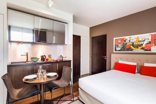Una cama o camas en una habitación de Adagio Grenoble Centre