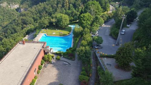 uma vista aérea de uma piscina num rio em Como Lake Kosmopolitan em Valbrona