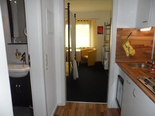 ein Bad mit einem Waschbecken und einem WC in einem Zimmer in der Unterkunft Buntes Moor in Grasberg