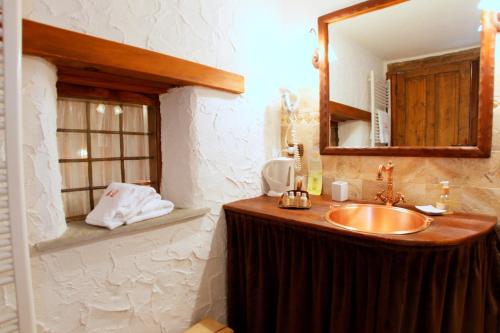 łazienka z umywalką i lustrem w obiekcie Eco Chalet Maison Dominique w mieście Challand Saint Anselme