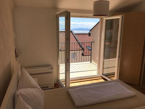 a room with a bed and a window with a view at SiMa in Baška Voda