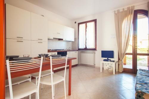 a kitchen and dining room with a table and chairs at La Fonte degli Angeli Apartments in Suvereto