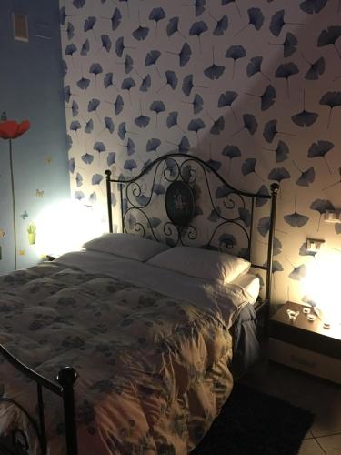 a bedroom with a bed with a patterned wall with a bed sqor at B&B Dolce Sogno in SantʼElpidio a Mare
