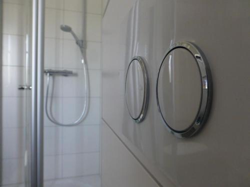 espejo en la pared del baño en Loft 270° im Kapitänshaus Wangerooge en Wangerooge
