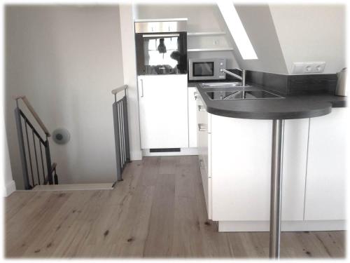 Loft 270° im Kapitänshaus Wangeroogeにあるキッチンまたは簡易キッチン