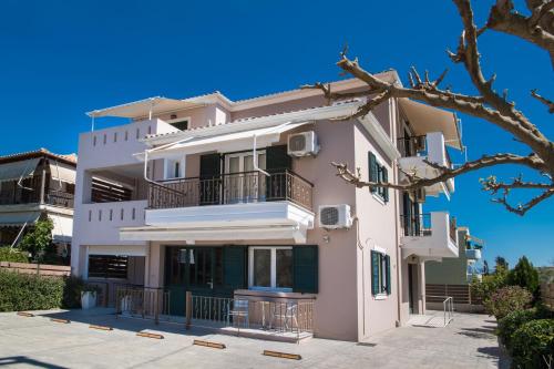 una casa blanca con una mesa delante en Alexandros, en Lefkada