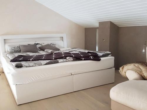 - un lit blanc dans une chambre dotée d'un plafond blanc dans l'établissement Auszeitwohnung Black Forest, à Sasbachwalden