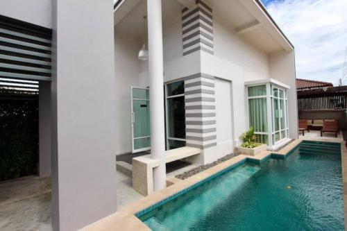 Πισίνα στο ή κοντά στο Paknampran 2 Bedrooms Pool Villa