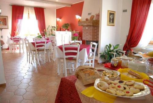 Una cocina y un comedor con una mesa con comida. en Agriturismo La Biandrina, en Carpignano Sesia