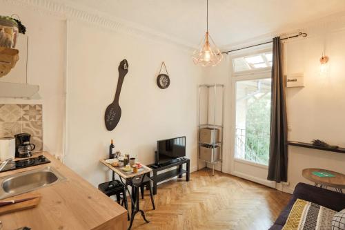 - une cuisine avec un évier et une table dans l'établissement AMAZING 1 bedroom LOFT in NICE city centre seafront, à Nice