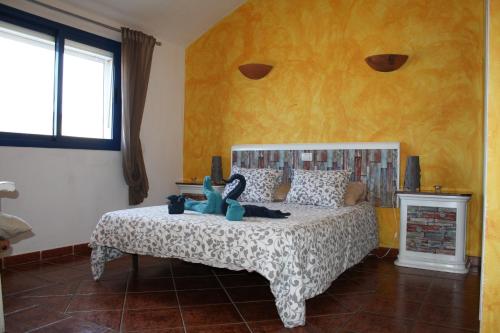 プラヤ・ケマダにあるPuravida Playa Quemada 1のベッドルーム1室(ペンギン2匹のベッド1台付)