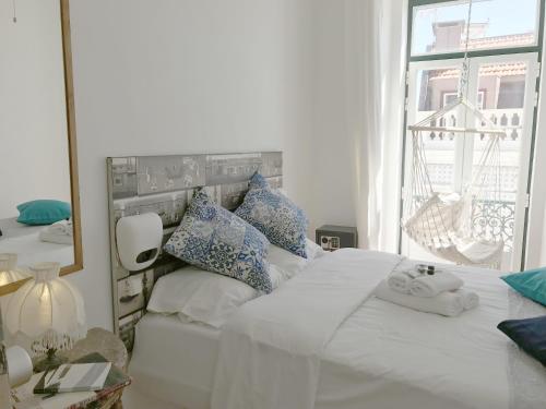 A bed or beds in a room at Alfama Patio Apartments