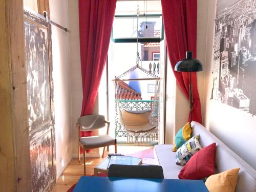 sala de estar con sofá y ventana en Alfama Patio Apartments, en Lisboa