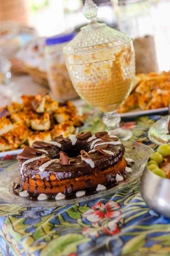 Quilombo Hotel Fazenda في يونيائو دوس بالميراس: كعكة على صحن عليها شوكلاته