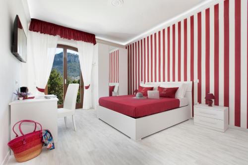 una camera da letto con parete a righe rosse e bianche di Villa Iolanda a Piano di Sorrento