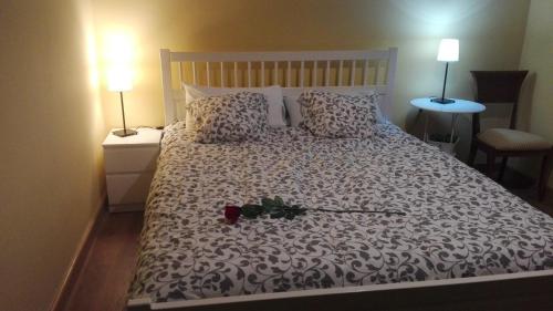 ein Schlafzimmer mit einem Bett mit einer Rose drauf in der Unterkunft Camino del Morisco in Caminomorisco
