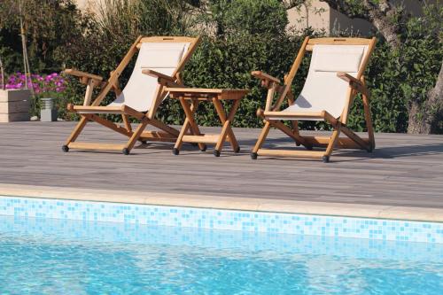 Kolam renang di atau dekat dengan Aelia Home Suites