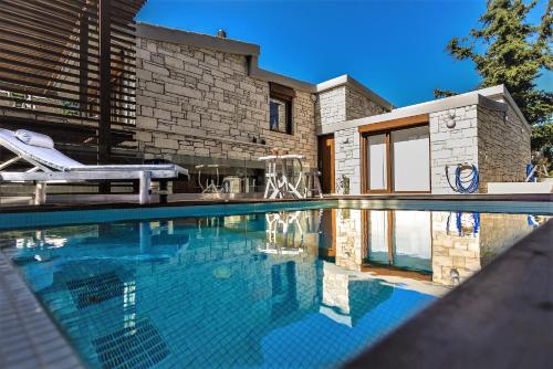 - une piscine en face d'une maison dans l'établissement Villa Evangelia, à La Canée
