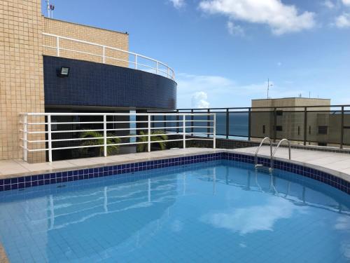 una piscina en la azotea de un edificio en Atlantic Ocean Residence Sea, en Fortaleza