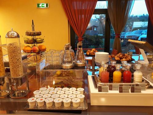 a buffet with drinks and food on a table at Hotel Residence Montelago in Ternate