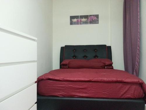 Uma cama ou camas num quarto em Ijanina Homestay