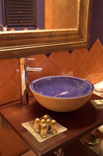 a bathroom with a large blue sink on a table at Estrella rural casa rural en la Sierra de Madrid in Buitrago del Lozoya