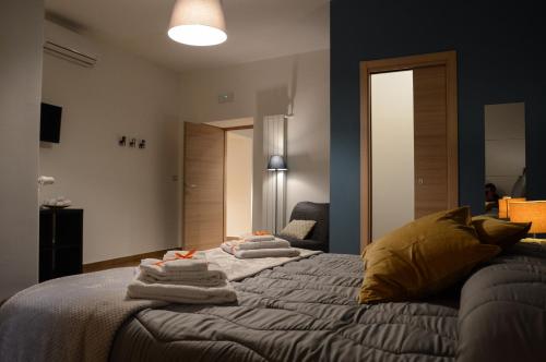 - une chambre avec un lit et des serviettes dans l'établissement La Fara B&B, à Bénévent