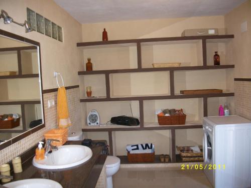 Koupelna v ubytování can guito es pujols-finca sa caleta , cp: 07818