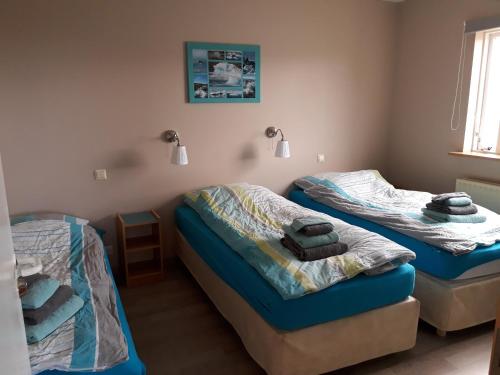 מיטה או מיטות בחדר ב-Skyggnir Bed and Breakfast