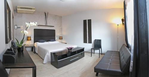 a bedroom with a bed and a table and chairs at Hotel Residenza Alighieri in Bardolino