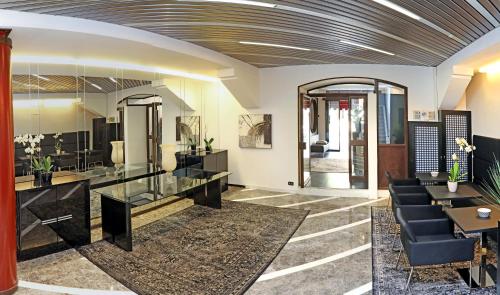 vestíbulo con recepción y sillas en un edificio en Hotel Residenza Alighieri, en Bardolino