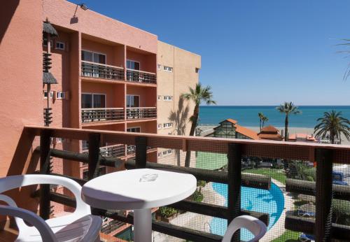 balcón con mesa y vistas al océano en Hotel MS Tropicana, en Torremolinos