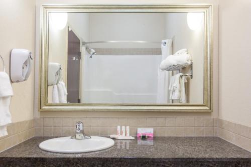 Ramada by Wyndham Pincher Creek tesisinde bir banyo