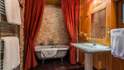 ein Badezimmer mit einer Badewanne, einem Waschbecken und einer Badewanne in der Unterkunft La Tour d'Enguernes in Montmeyan