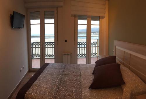 フォスにあるTres dormitorios con magníficas vistas al marのベッドルーム1室(ベッド1台付)が備わります。