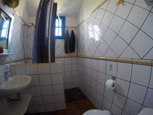 プラヤ・ケマダにあるPuravida Playa Quemada 1のバスルーム(トイレ、洗面台付)