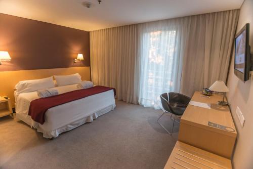 a hotel room with a bed and a desk at Salto Hotel y Casino in Salto
