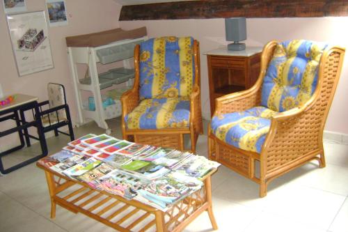 a living room with two chairs and a table at Le Castillon in Trivières